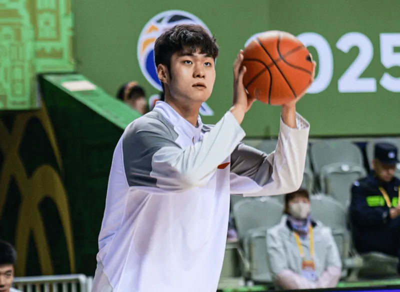 足球即场比分-王浩然上半场投篮10中7，三分5中3得到17分2助攻1盖帽