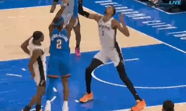 亚历山大造成犯规打成2+1砍下20分,雷霆下半场领先马刺11分